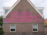 906387 Afbeelding van de tekst 'Ik ben de enige die zich nergens aan houdt[!], maar wel de problemen oplost, [R]uud', ...